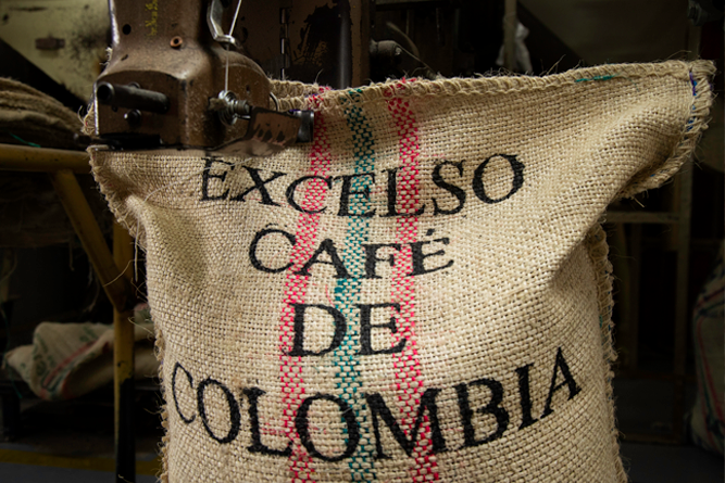 saco de fique con café colombiano