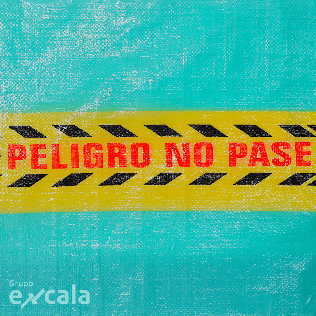 Tela cerramiento peligro extendida