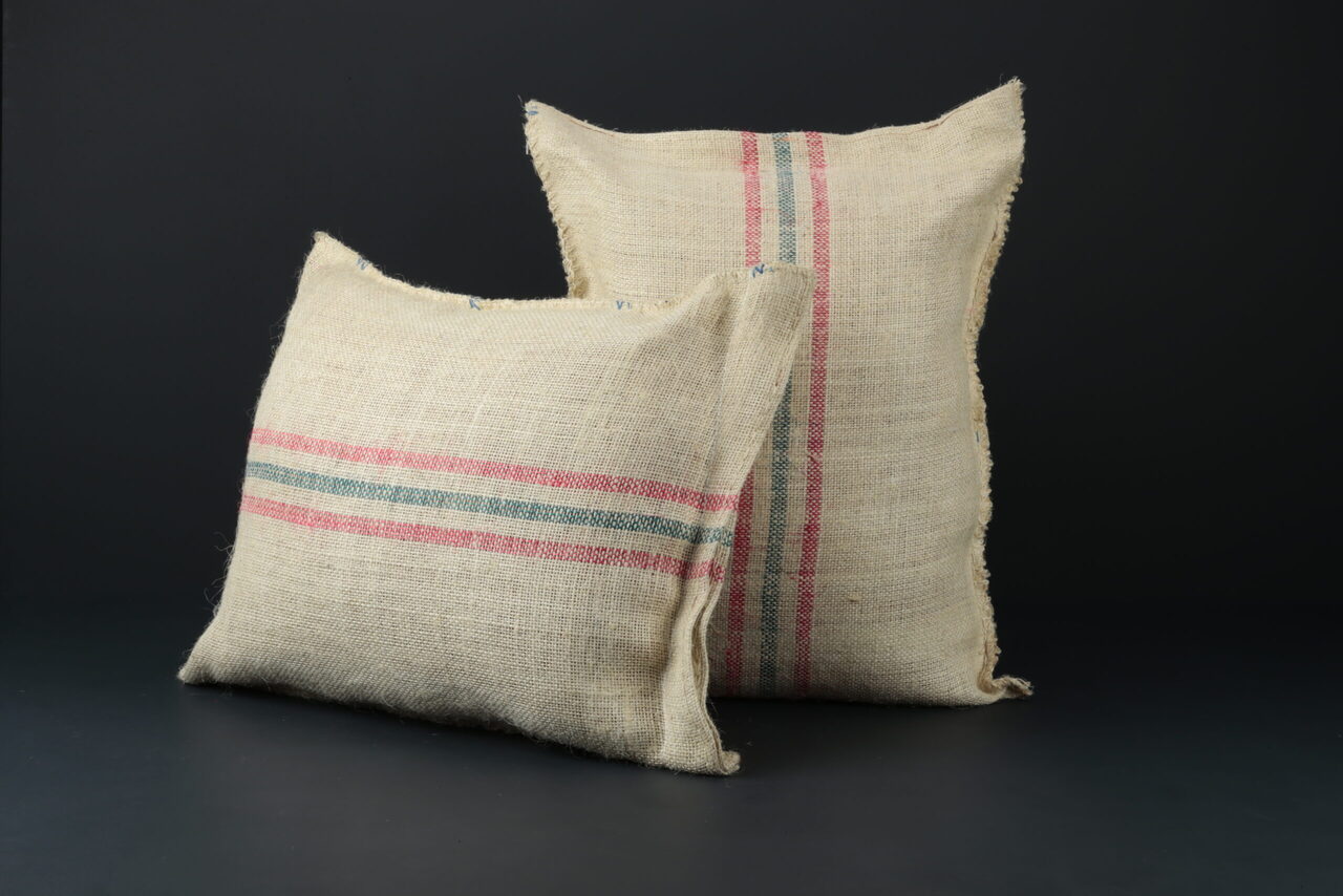 Saco de café colombiano con rayas de color para identificación